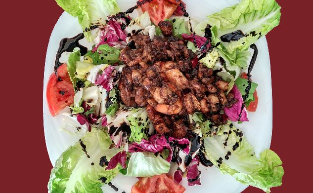 Ensalada templada de bacalao y gambas