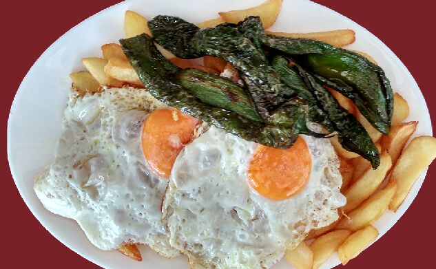 Huevos fritos, pimientos y patatas