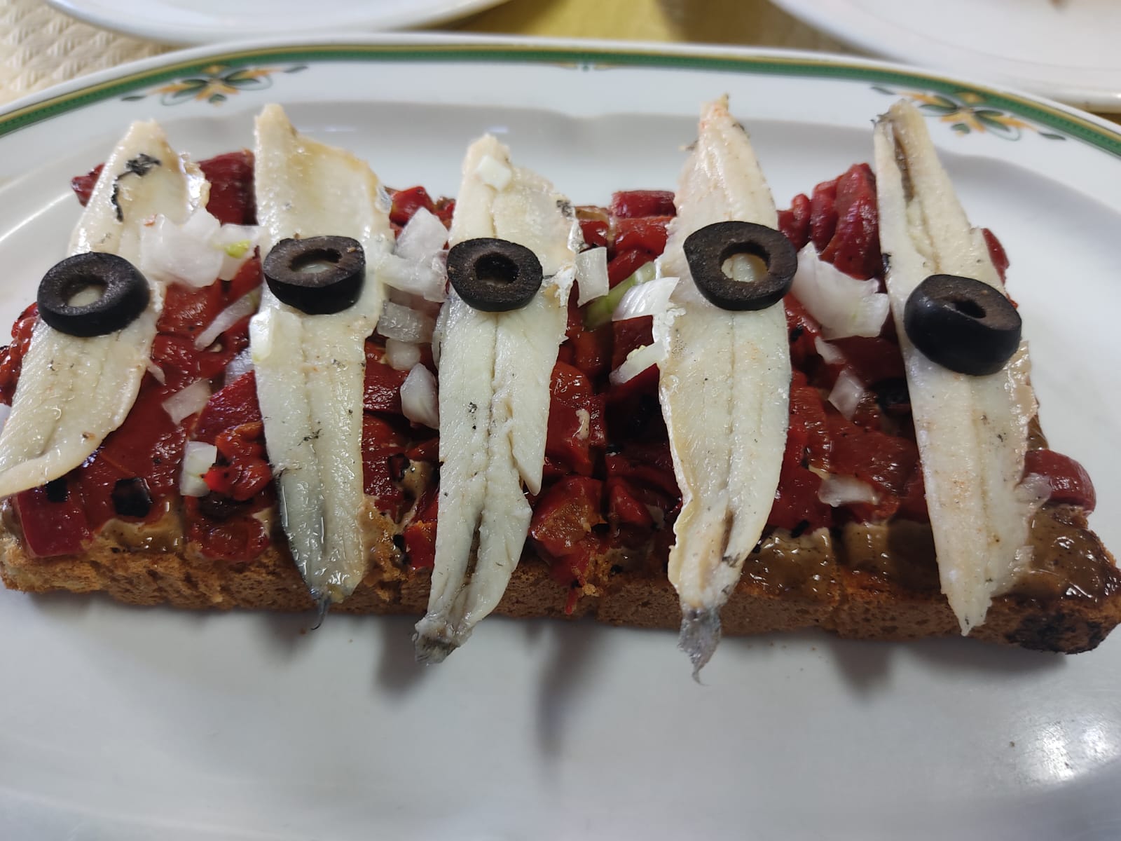 Tosta de boquerones en vinagre