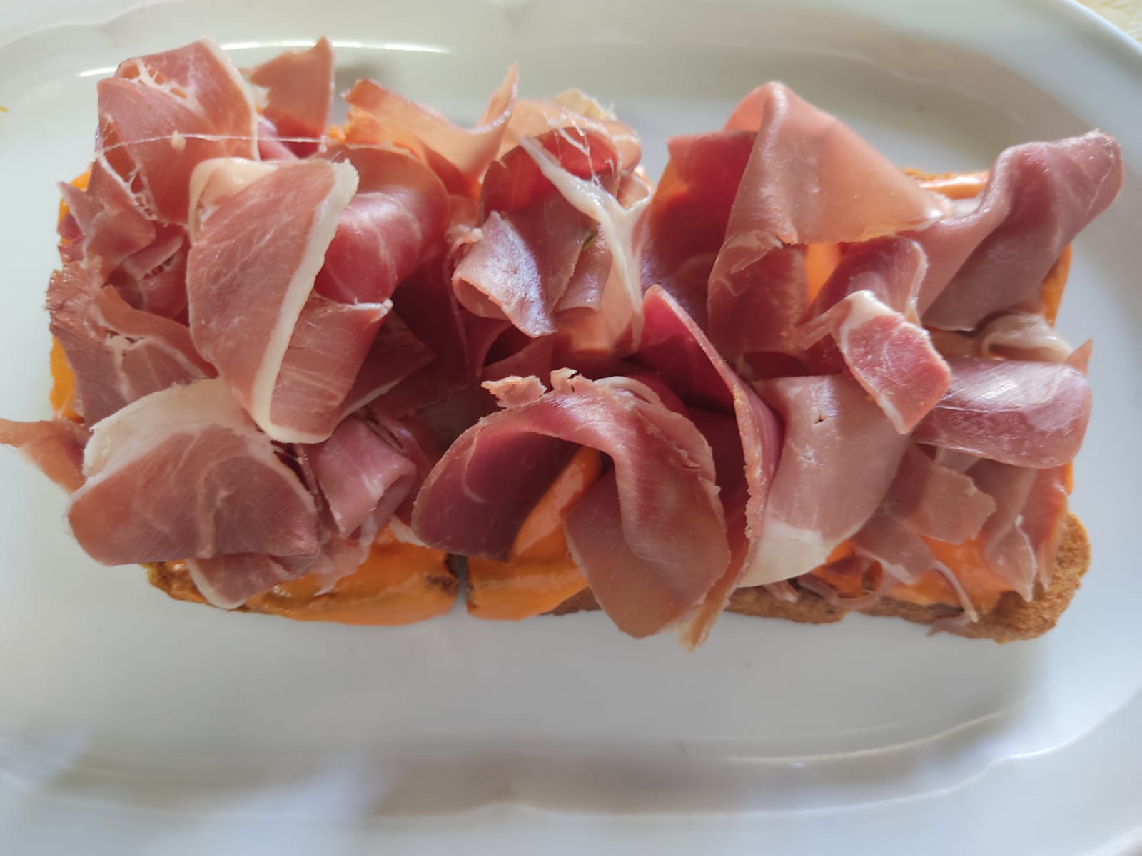 Tosta de salmorejo y jamón